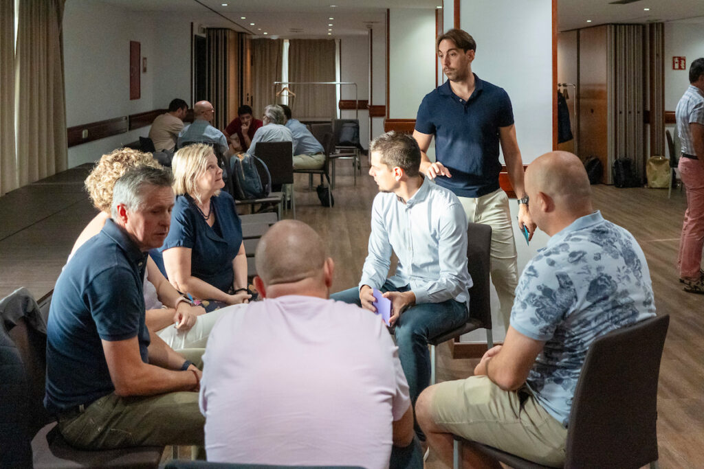 Dinàmica de coaching executiu i treball en equip durant un programa de lideratge i transformació cultural per a empreses